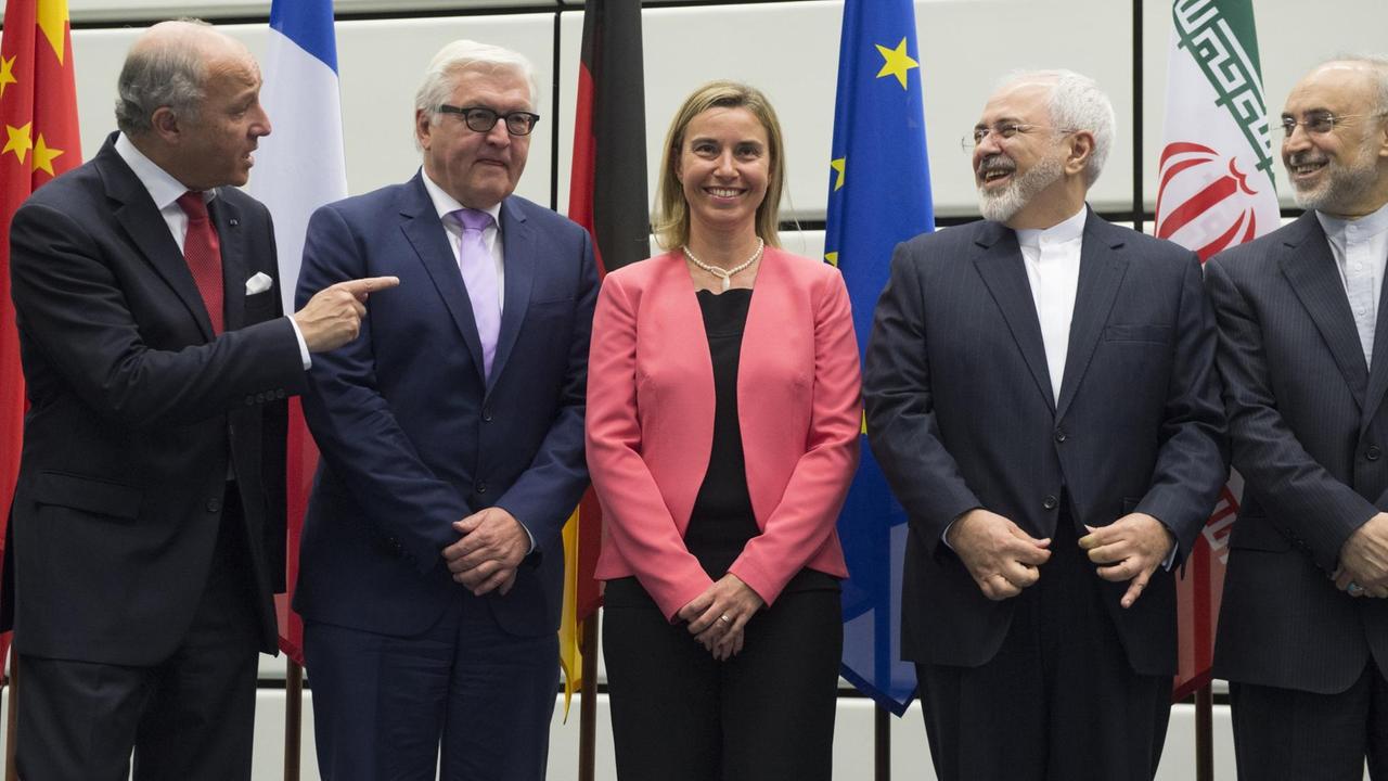 Nach der Atomeinigung: Der französische Außenminister Laurent Fabius, Bundesaußenminister Frank-Walter Steinmeier, die EU-Außenbeauftragte Federica Mogherini, der iranische Außenminißter Mohammed Dschawad Sarif und Ali Akhbar Salehi von der iranischen Atomenergiebehörde. Nach der Atomeinigung: Der französische Außenminister Laurent Fabius, Bundesaußenminister Frank-Walter Steinmeier, die EU-Außenbeauftragte Federica Mogherini, der iranische Außenminißter Mohammed Dschawad Sarif und Ali Akhbar Salehi von der iranischen Atomenergiebehörde.