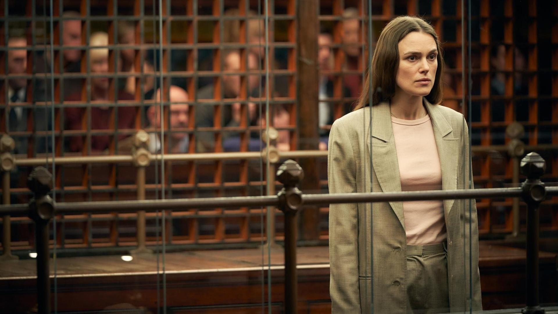 Szene aus dem Film "Official Secret". Keira Knightley steht alleine vor Gericht. Szene aus dem Film "Official Secret". Keira Knightley steht alleine vor Gericht.