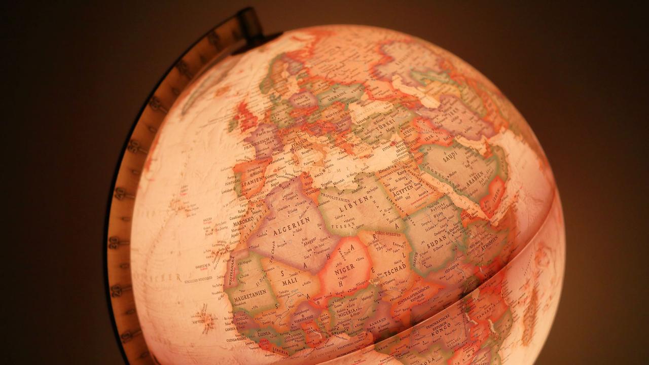 Ein Globus, auf dem Afrika zu sehen ist. Ein Globus, auf dem Afrika zu sehen ist.