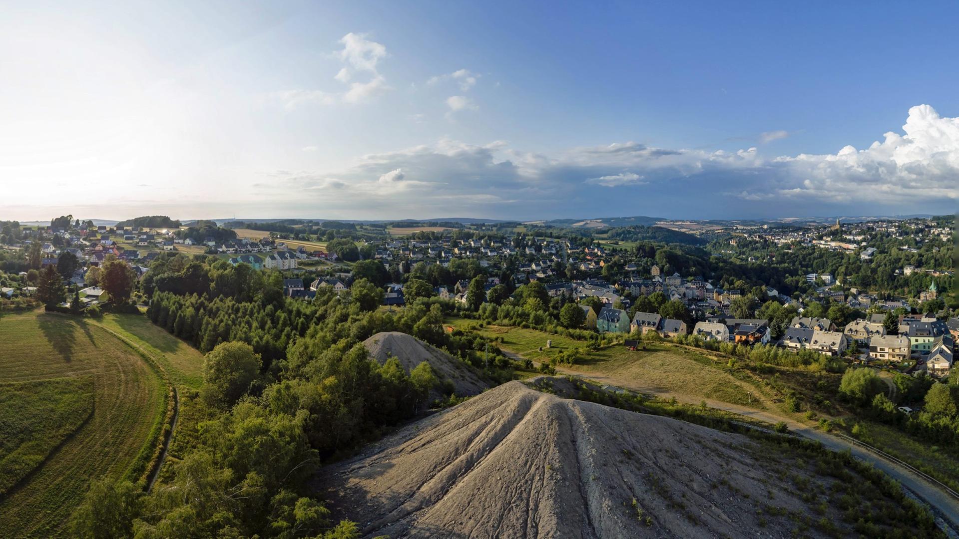 Halden im Bergabaugebiet Annaberg, im Hintergrund sind Häuser zu sehen. Halden im Bergabaugebiet Annaberg, im Hintergrund sind Häuser zu sehen.