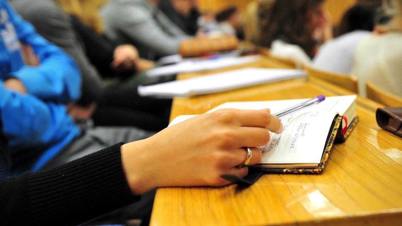 Eine Studentin der Schulpädagogik schreibt am 17.10.2012 während einer Vorlesung in einem vollen Hörsaal in der Universität in Tübingen (Baden-Württemberg) mit. Eine Studentin der Schulpädagogik schreibt am 17.10.2012 während einer Vorlesung in einem vollen Hörsaal in der Universität in Tübingen (Baden-Württemberg) mit.
