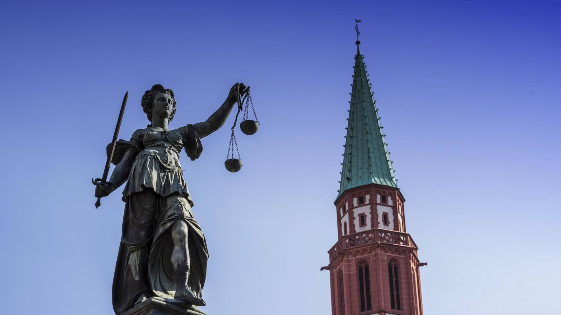 Die Justitia mit Waagschalen vor der Nikolaikirche in Frankfurt am Main