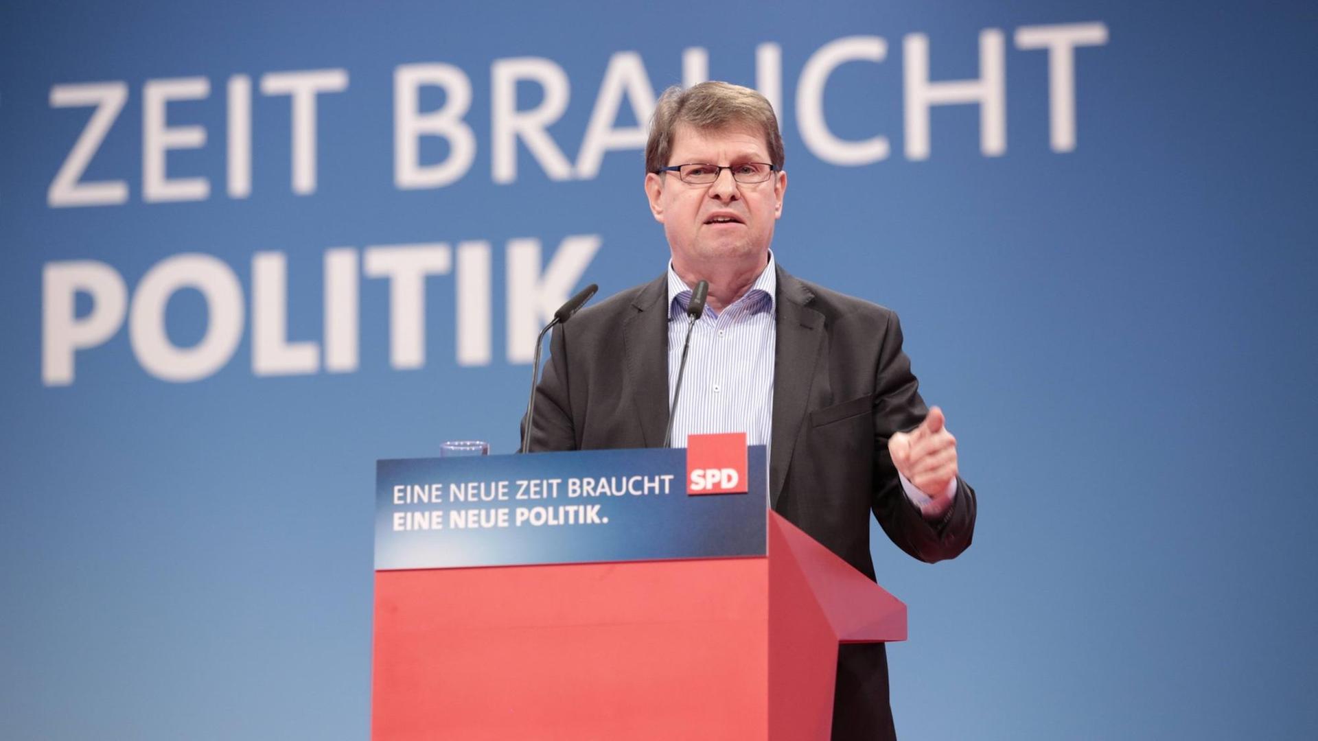Ralf Stegner, Stellvertretender SPD-Vorsitzender und Vorsitzender der SPD Schleswig-Holstein, redet beim SPD-Parteitag zur Abstimmung über Koalitionsverhandlungen Ralf Stegner, Stellvertretender SPD-Vorsitzender und Vorsitzender der SPD Schleswig-Holstein, redet beim SPD-Parteitag zur Abstimmung über Koalitionsverhandlungen
