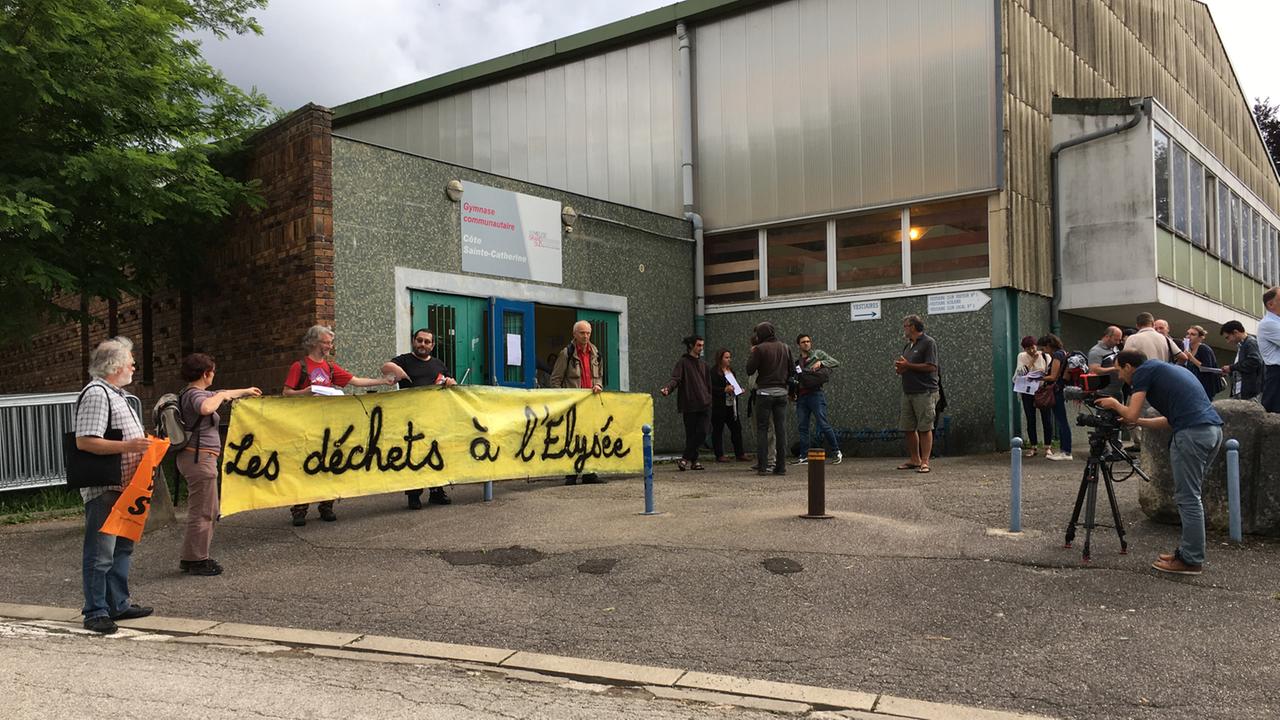 „Les déchets à l’Elysée“ - „Bringt die Abfälle in den Palast des Präsidenten“ steht auf einem Banner: Bürgerversammlung zum Umgang mit dem Endlager in Bar-le-Duc. „Les déchets à l’Elysée“ - „Bringt die Abfälle in den Palast des Präsidenten“ steht auf einem Banner: Bürgerversammlung zum Umgang mit dem Endlager in Bar-le-Duc.