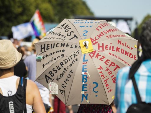Anti-Corona-Demonstration in Berlin. Auf einem Schirm steht u. a.: "Wie wollen wir leben?" Anti-Corona-Demonstration in Berlin. Auf einem Schirm steht u. a.: "Wie wollen wir leben?"