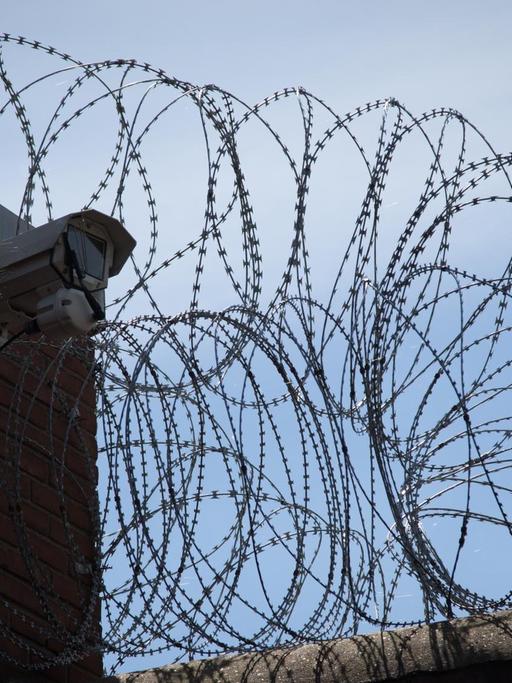 Kameras und Stacheldraht vor der Justizvollzugsanstalt in Münster (Nordrhein-Westfalen).