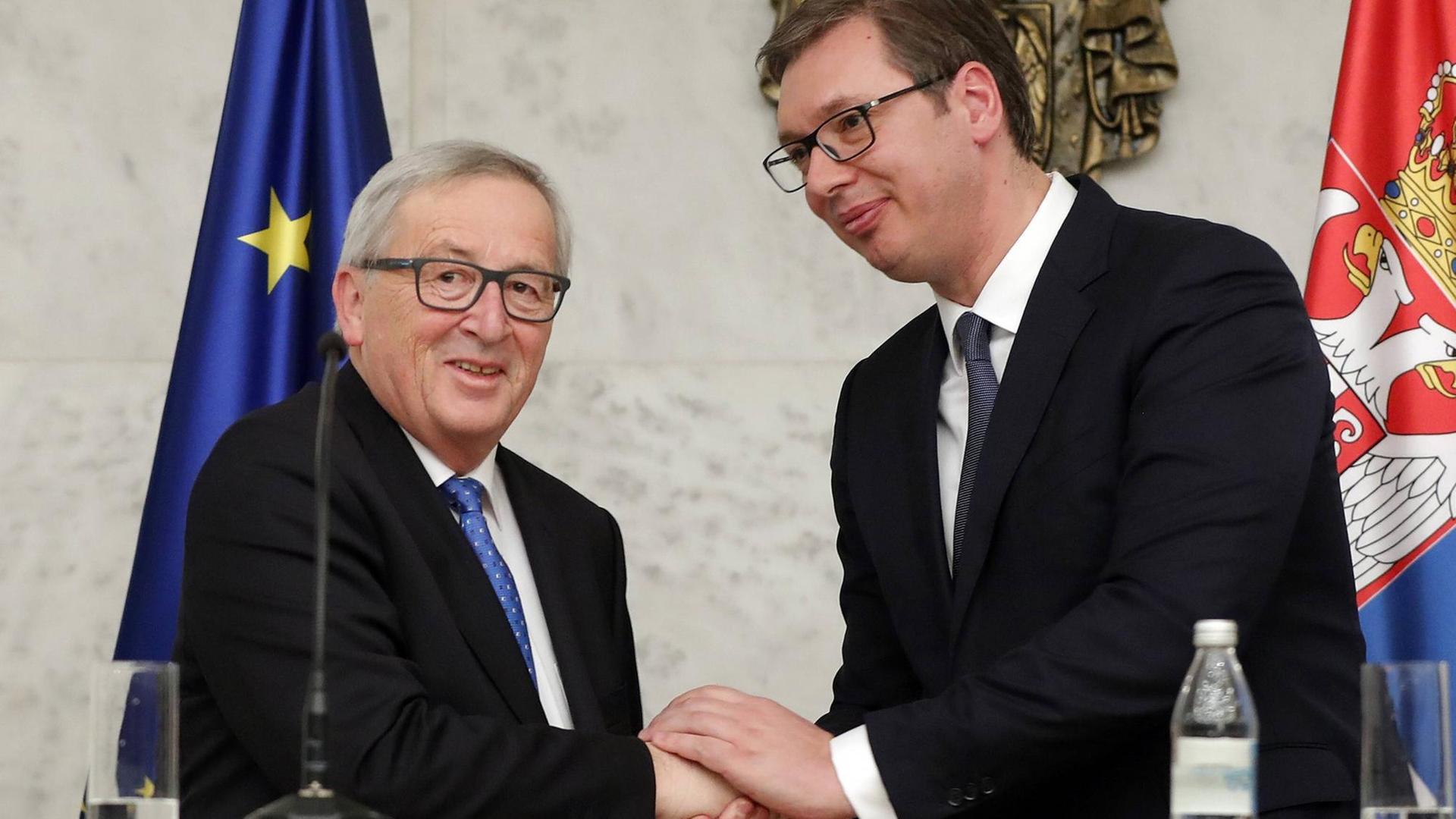 Der Präsident der europäischen Kommission, Jean-Claude Juncker, mit dem serbischen Präsidenten Aleksandar Vucic bei einer Pressekonferenz in Belgrad. Der Präsident der europäischen Kommission, Jean-Claude Juncker, mit dem serbischen Präsidenten Aleksandar Vucic bei einer Pressekonferenz in Belgrad.