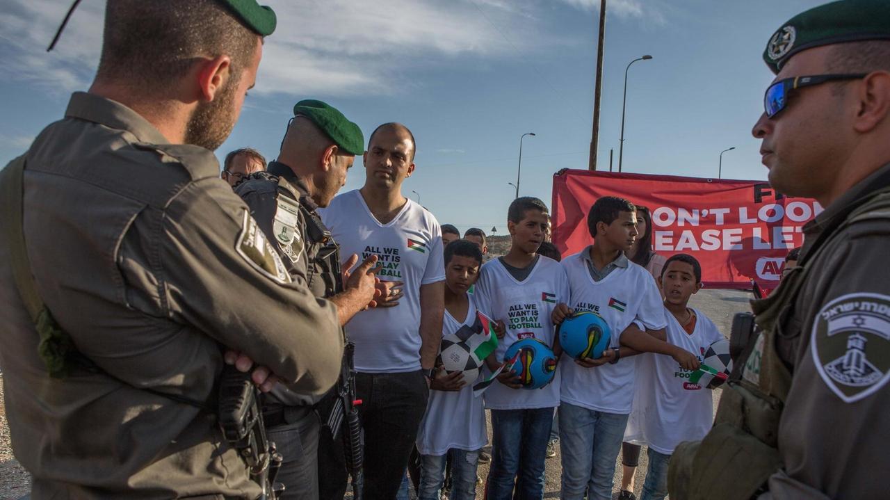 Gespräch zwischen israelischem Militär und palestinensischen Kindern und Bürgerrechtlern