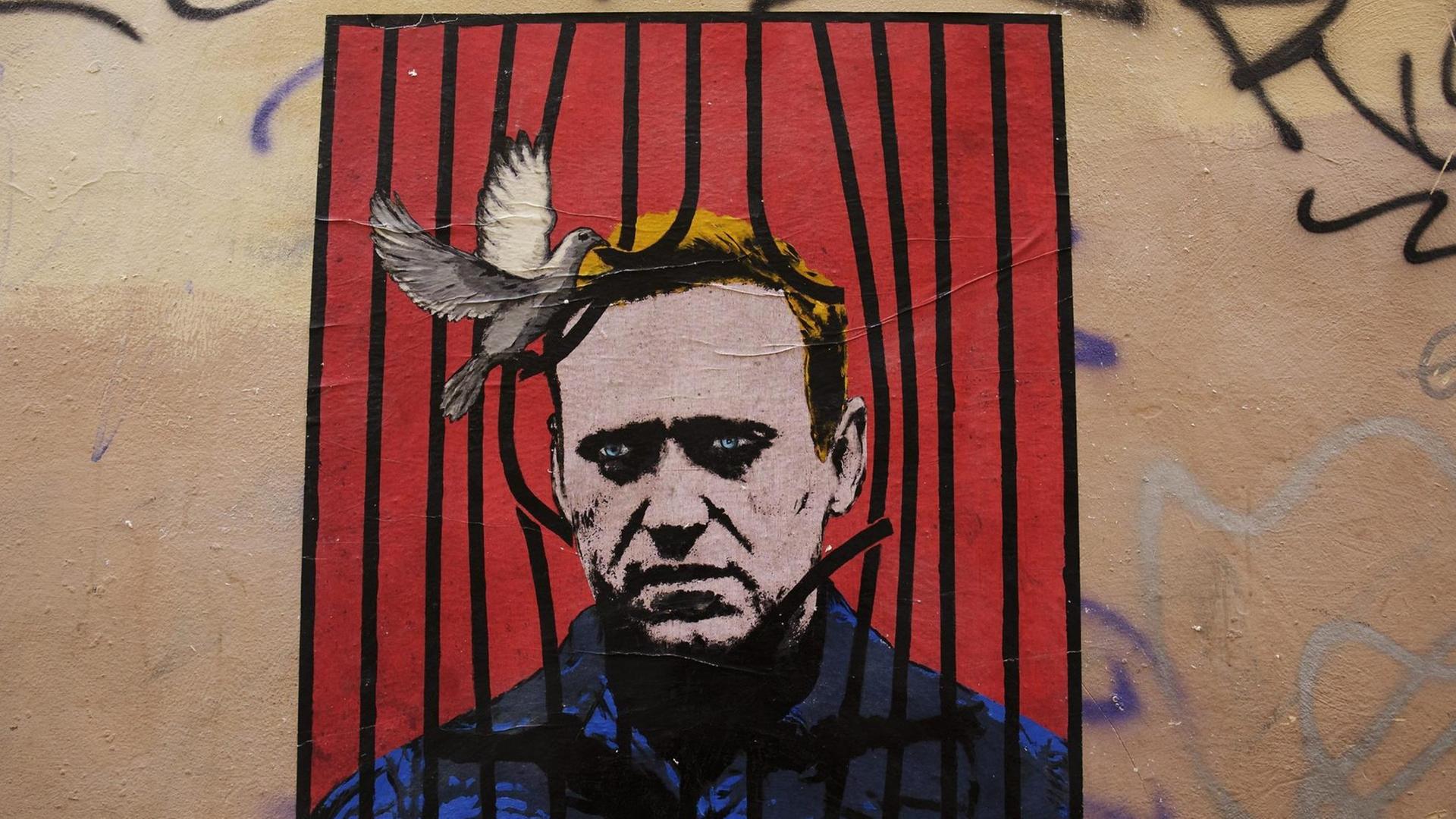 Ein Streetart-Bild in Rom zeigt den russischen Oppositionspolitiker hinter Gittern und eine Taube, die die Gitterstäbe mit ihrem Schnabel verbiegt. Ein Streetart-Bild in Rom zeigt den russischen Oppositionspolitiker hinter Gittern und eine Taube, die die Gitterstäbe mit ihrem Schnabel verbiegt.
