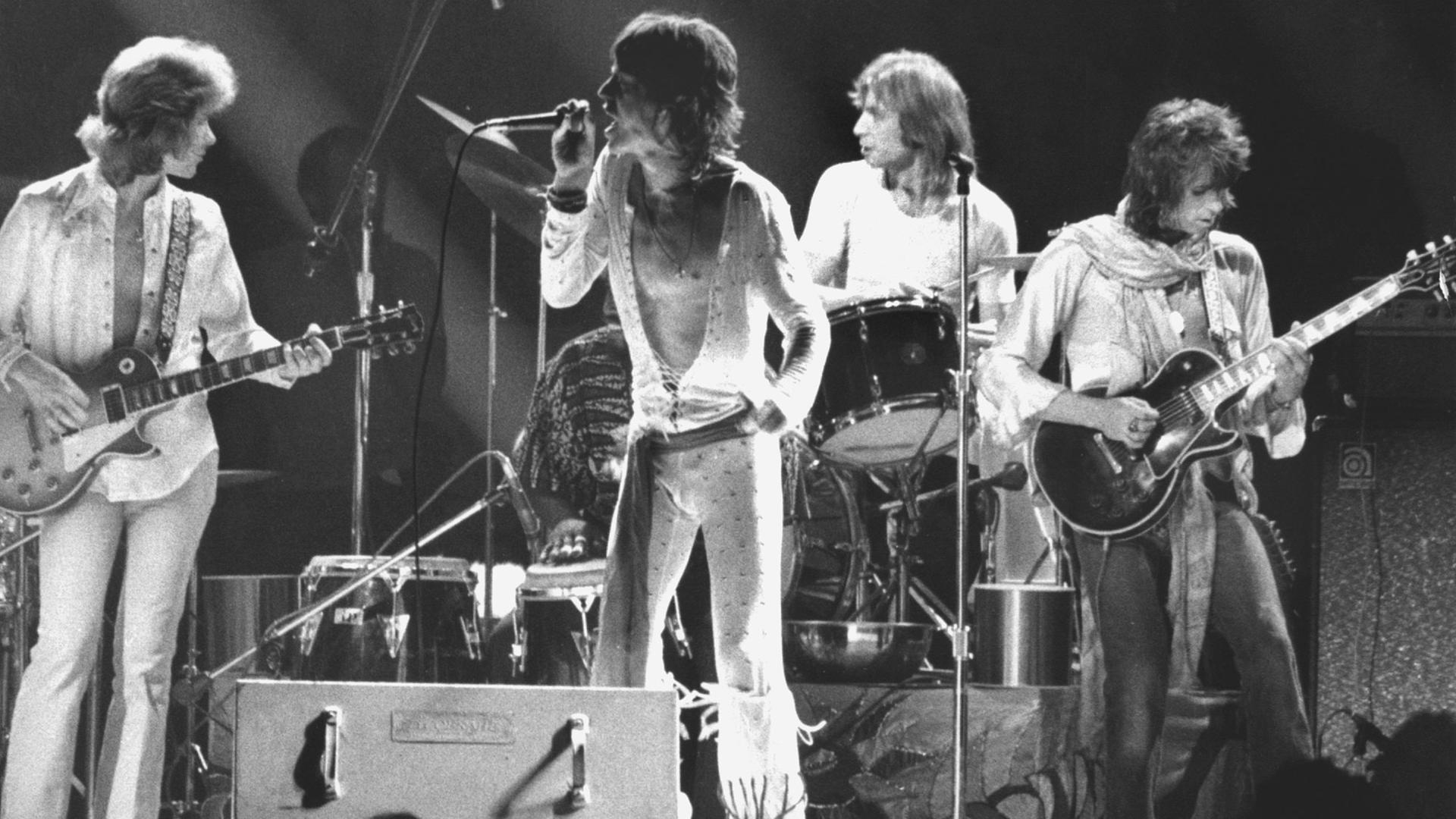 Die britische Rockgruppe Rolling Stones, mit Leadsänger Mick Jagger (M), bei ihrem Auftritt im Madison Square Garden in New York am 25.7.1972. Rechts der Gitarrist Keith Richards. Die britische Rockgruppe Rolling Stones, mit Leadsänger Mick Jagger (M), bei ihrem Auftritt im Madison Square Garden in New York am 25.7.1972. Rechts der Gitarrist Keith Richards.