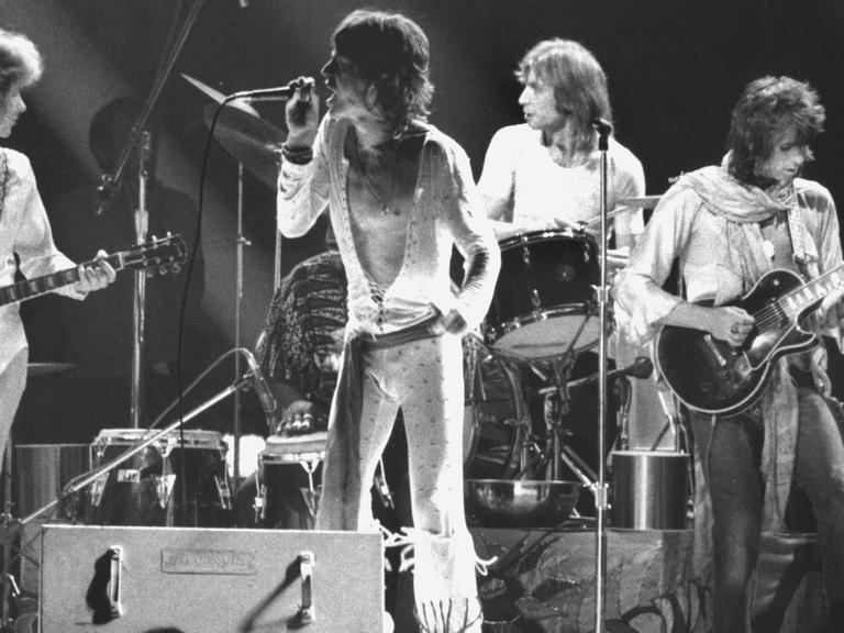 Die britische Rockgruppe Rolling Stones, mit Leadsänger Mick Jagger (M), bei ihrem Auftritt im Madison Square Garden in New York am 25.7.1972. Rechts der Gitarrist Keith Richards.