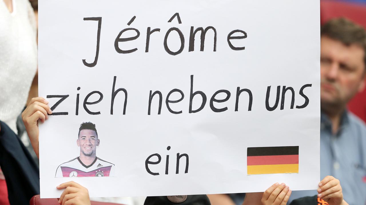 Deutsche Fußballfans zeigen vor Spielbeginn ein Plakat mit der Aufschrift "Jerome zieh neben uns ein" beim Länderspiel Deutschland - Slowakei in der WWK-Arena in Augsburg (Bayern). Deutsche Fußballfans zeigen vor Spielbeginn ein Plakat mit der Aufschrift "Jerome zieh neben uns ein" beim Länderspiel Deutschland - Slowakei in der WWK-Arena in Augsburg (Bayern).