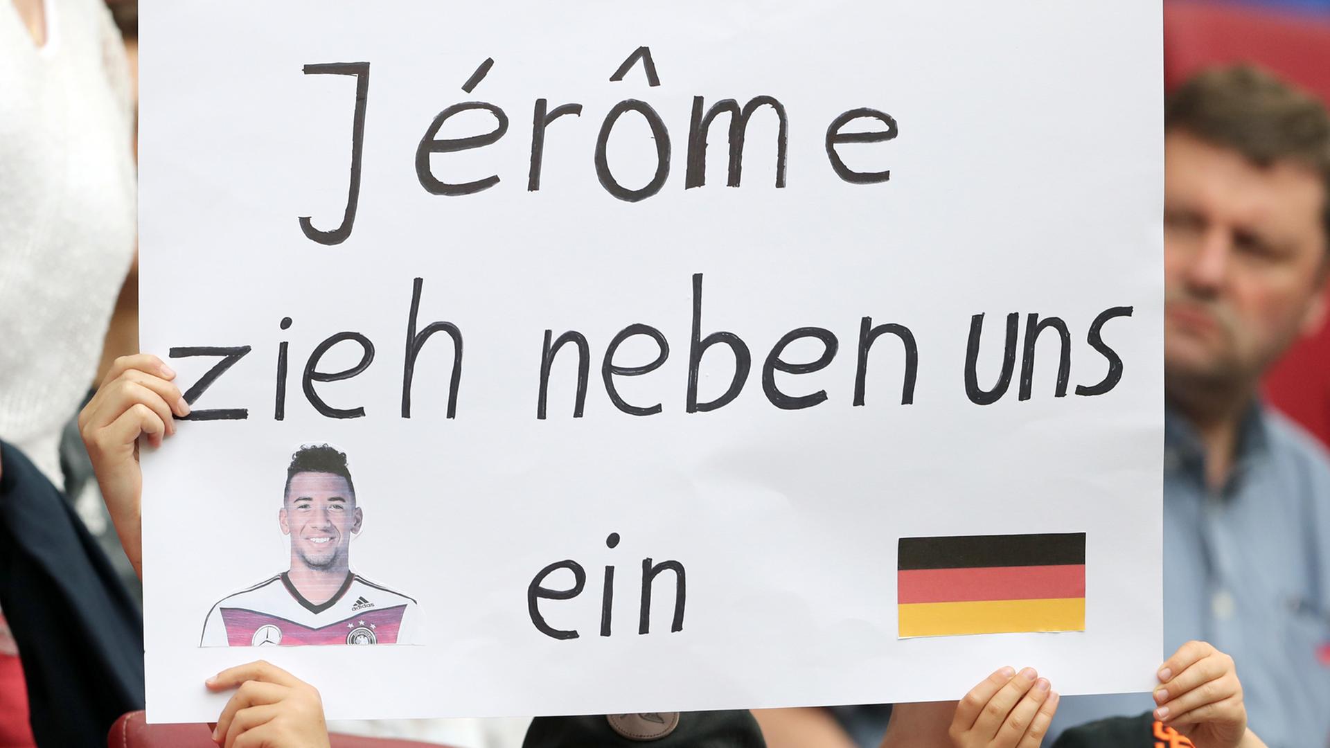 Deutsche Fußballfans zeigen vor Spielbeginn ein Plakat mit der Aufschrift "Jerome zieh neben uns ein" 