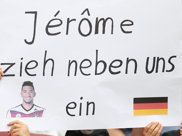 Deutsche Fußballfans zeigen vor Spielbeginn ein Plakat mit der Aufschrift "Jerome zieh neben uns ein" beim Länderspiel Deutschland - Slowakei in der WWK-Arena in Augsburg (Bayern).