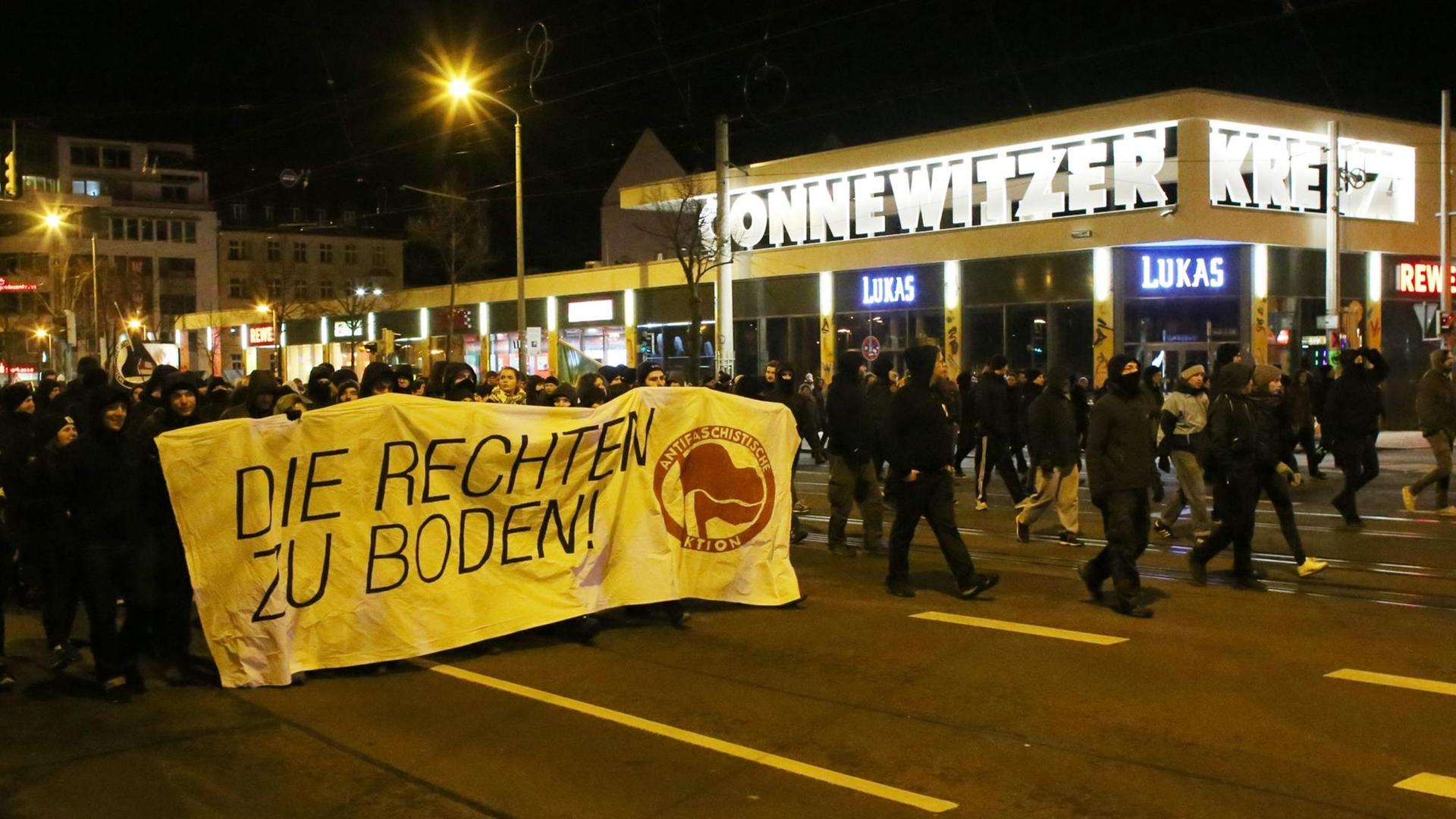Teilnehmer einer Demonstration am 12.01.2016 in Leipzig hinter einem Transparent mit der Aufschrift DIE RECHTEN ZU BODEN. Teilnehmer einer Demonstration am 12.01.2016 in Leipzig hinter einem Transparent mit der Aufschrift DIE RECHTEN ZU BODEN.