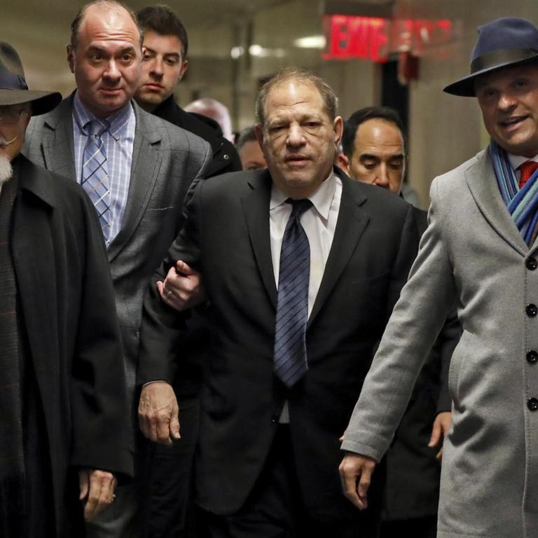22.01.2020, USA, New York: Harvey Weinstein (M), Filmproduzent aus den USA, und der Anwalt Arthur Aidala (r) kommen zum Gerichtsgebäude.