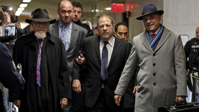 22.01.2020, USA, New York: Harvey Weinstein (M), Filmproduzent aus den USA, und der Anwalt Arthur Aidala (r) kommen zum Gerichtsgebäude.