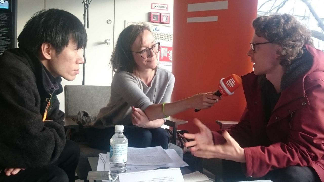 Moderatorin Christine Watty im Gespräch mit den Filmemachern Musquiqui Chihying und Gregor Kasper. Ihr Dokumentarfilm "Café Togo" wird auf der Berlinale 2018 im Forum Expanded gezeigt. Moderatorin Christine Watty im Gespräch mit den Filmemachern Musquiqui Chihying und Gregor Kasper. Ihr Dokumentarfilm "Café Togo" wird auf der Berlinale 2018 im Forum Expanded gezeigt.