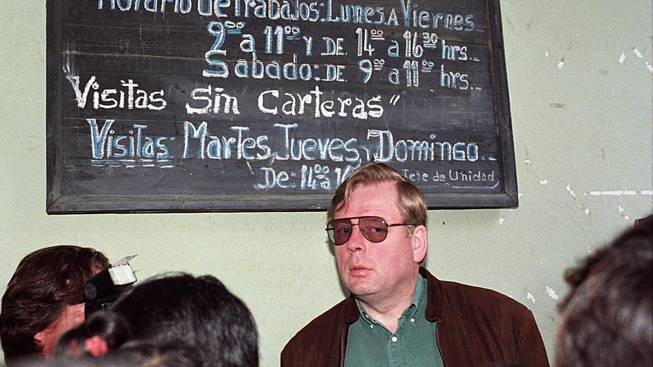 Hartmut Hopp steht mit Sonnenbrille vor einer Tafel Hartmut Hopp steht mit Sonnenbrille vor einer Tafel