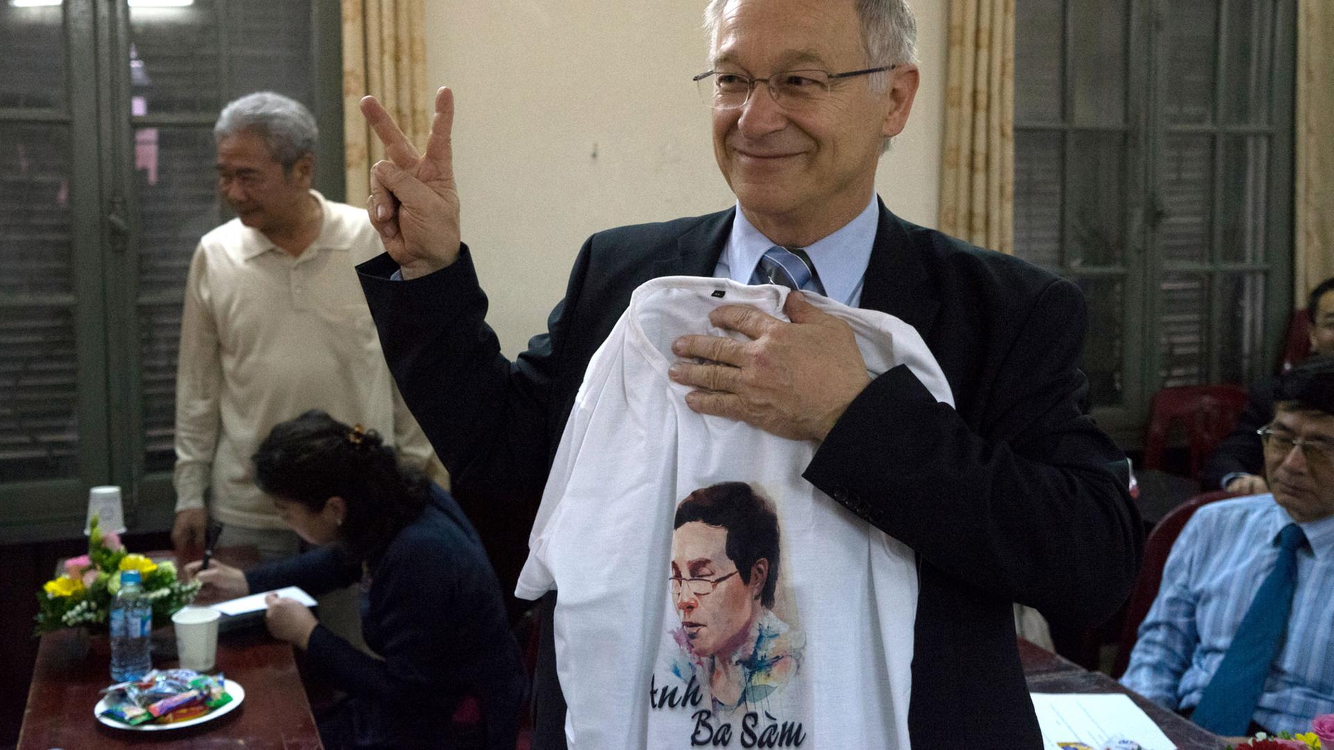 Martin Patzelt (CDU), im Bundestags-Menschenrechtsausschuss zuständig für Südostasien, hält ein T-Shirt mit dem vietnamesischen Blogger Nguyen Huu Vinh. Martin Patzelt (CDU), im Bundestags-Menschenrechtsausschuss zuständig für Südostasien, hält ein T-Shirt mit dem vietnamesischen Blogger Nguyen Huu Vinh.