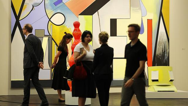 Besucher der Kunstmesse Art Cologne gehen auf dem Stand der Galerie Sprüth Magers