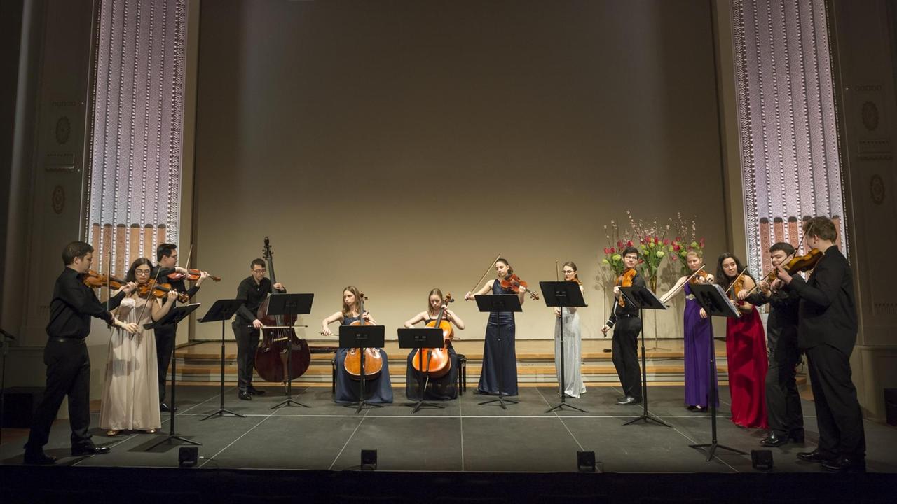 Die Mitglieder der LGT Young Soloists spielen ohne Dirigent auf einer Bühne Die Mitglieder der LGT Young Soloists spielen ohne Dirigent auf einer Bühne