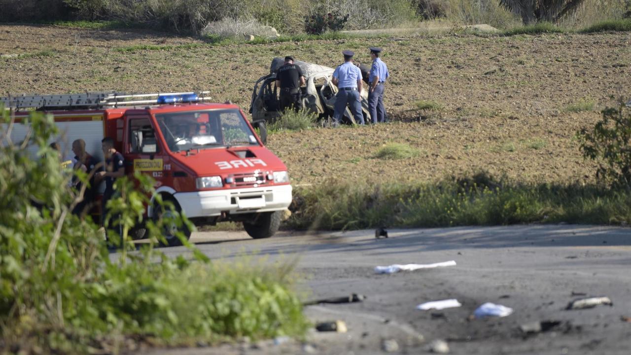 Das Bild zeigt, wie Polizisten im Norden Maltas nach einer Explosion das Wrack des Autos der Investigativ-Journalistin Daphne Caruana Galizia untersuchen.