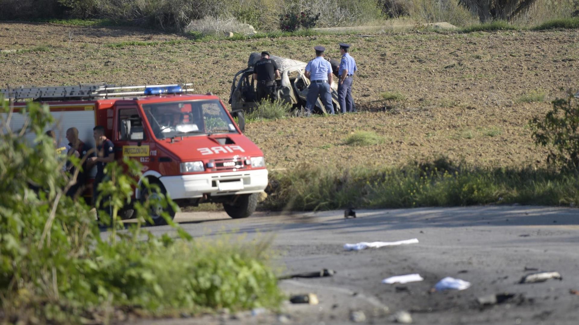 Das Bild zeigt, wie Polizisten im Norden Maltas nach einer Explosion das Wrack des Autos der Investigativ-Journalistin Daphne Caruana Galizia untersuchen. Das Bild zeigt, wie Polizisten im Norden Maltas nach einer Explosion das Wrack des Autos der Investigativ-Journalistin Daphne Caruana Galizia untersuchen.