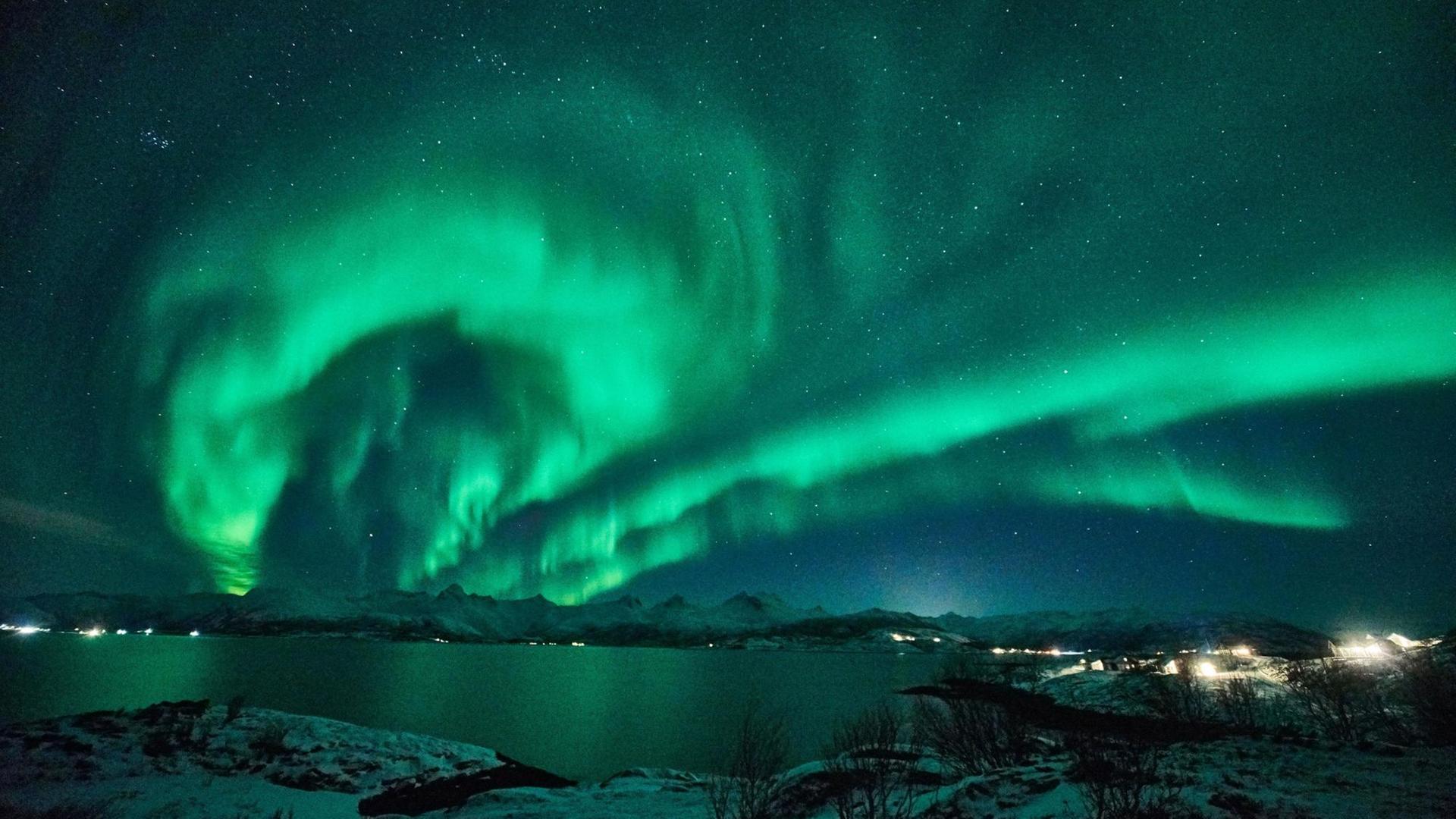 Eine aurora borealis, Nordlicht am Polarkreis.