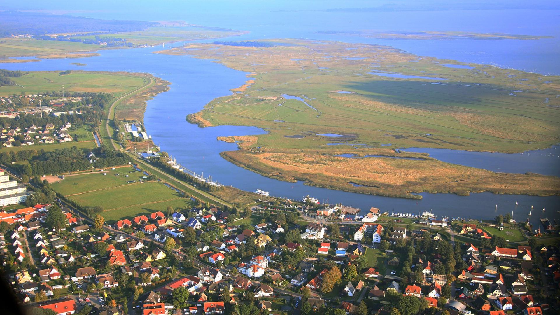 Der Ort Zingst (Mecklenburg-Vorpommern) auf der Ostsee-Halbinsel Fischland-Darß-Zingst, aufgenommen am Der Ort Zingst (Mecklenburg-Vorpommern) auf der Ostsee-Halbinsel Fischland-Darß-Zingst, aufgenommen am