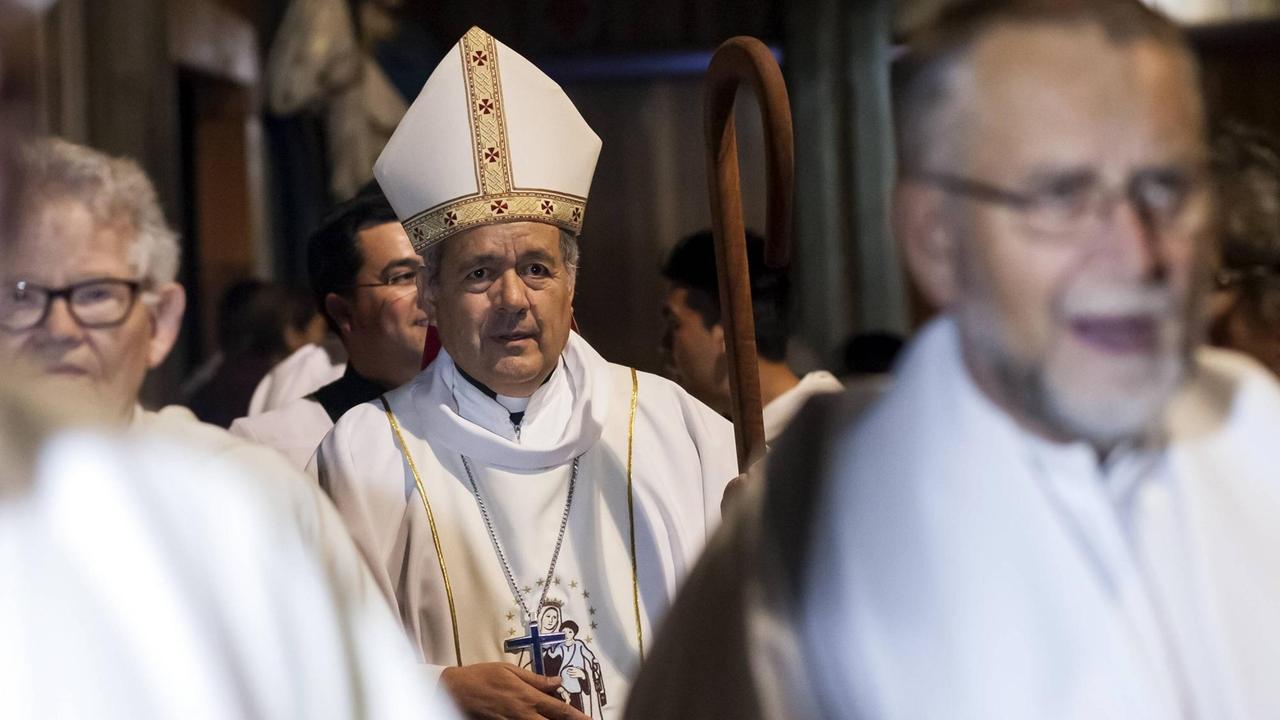 Der chilenische Bischof Juan Barros bei einem Gottesdienst am 29. März 2018 in Osorno, Chile. Er soll den Missbrauch von Kindern und Jugendlichen durch den Priesterausbilder Fernando Karadima vertuscht haben Der chilenische Bischof Juan Barros bei einem Gottesdienst am 29. März 2018 in Osorno, Chile. Er soll den Missbrauch von Kindern und Jugendlichen durch den Priesterausbilder Fernando Karadima vertuscht haben