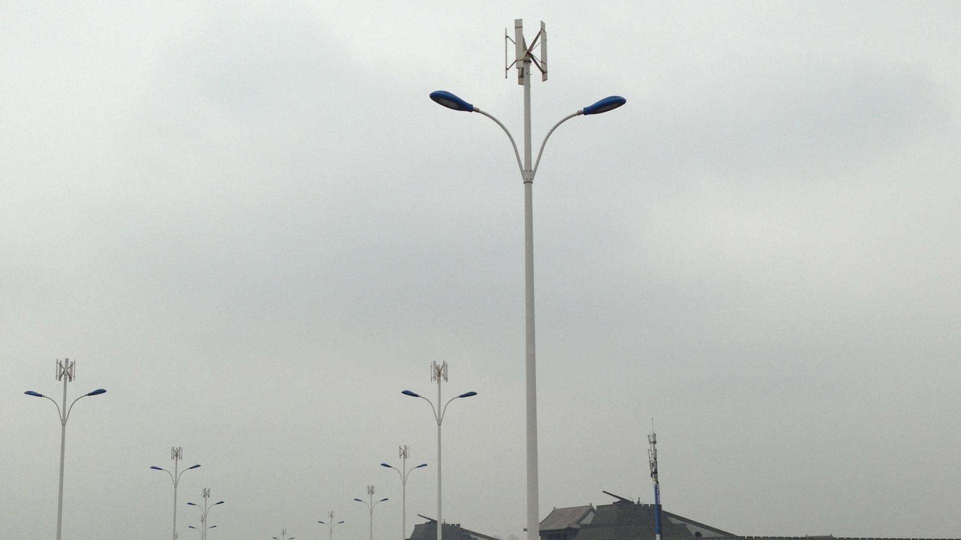 In der ostchinesischen Stadt Qingdao sind auf den Masten der Straßenlaternen Darrieus-Rotoren zur Stromerzeugung installiert In der ostchinesischen Stadt Qingdao sind auf den Masten der Straßenlaternen Darrieus-Rotoren zur Stromerzeugung installiert