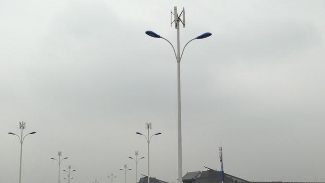 In der ostchinesischen Stadt Qingdao sind auf den Masten der Straßenlaternen Darrieus-Rotoren zur Stromerzeugung installiert