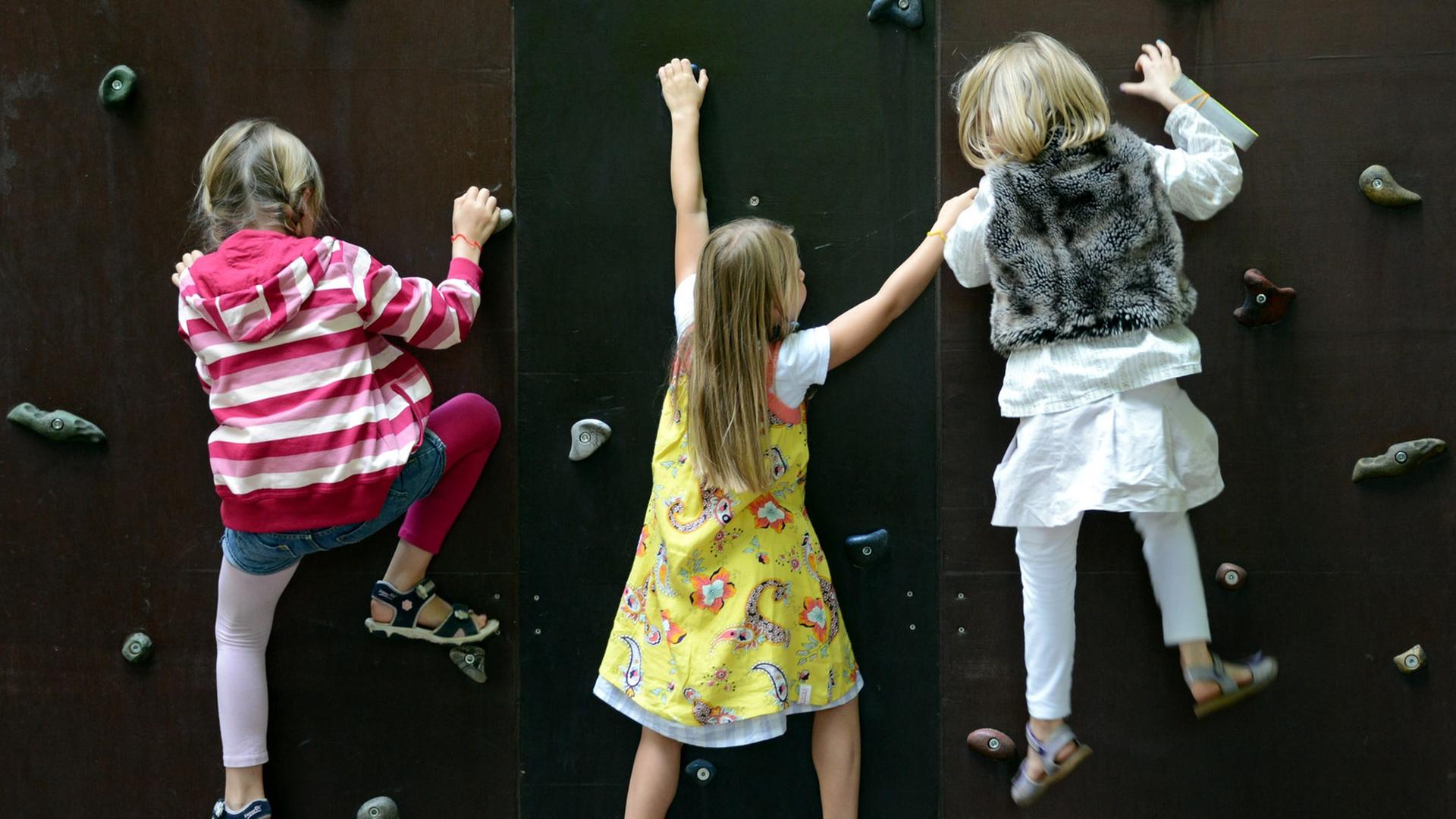Kinder an einer Kletterwand in Hamburg Kinder an einer Kletterwand in Hamburg