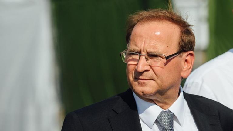 Heidenaus Bürgermeister Jürgen Opitz (CDU) auf dem Parkplatz vor dem ehemaligen Praktiker-Baumarkt in seiner Stadt Heidenaus Bürgermeister Jürgen Opitz (CDU) auf dem Parkplatz vor dem ehemaligen Praktiker-Baumarkt in seiner Stadt