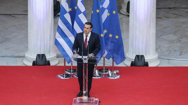 Der griechische Premierminister Alexis Tsipras bei einer Rede in Athen, bei der er eine rote Krawatte trägt