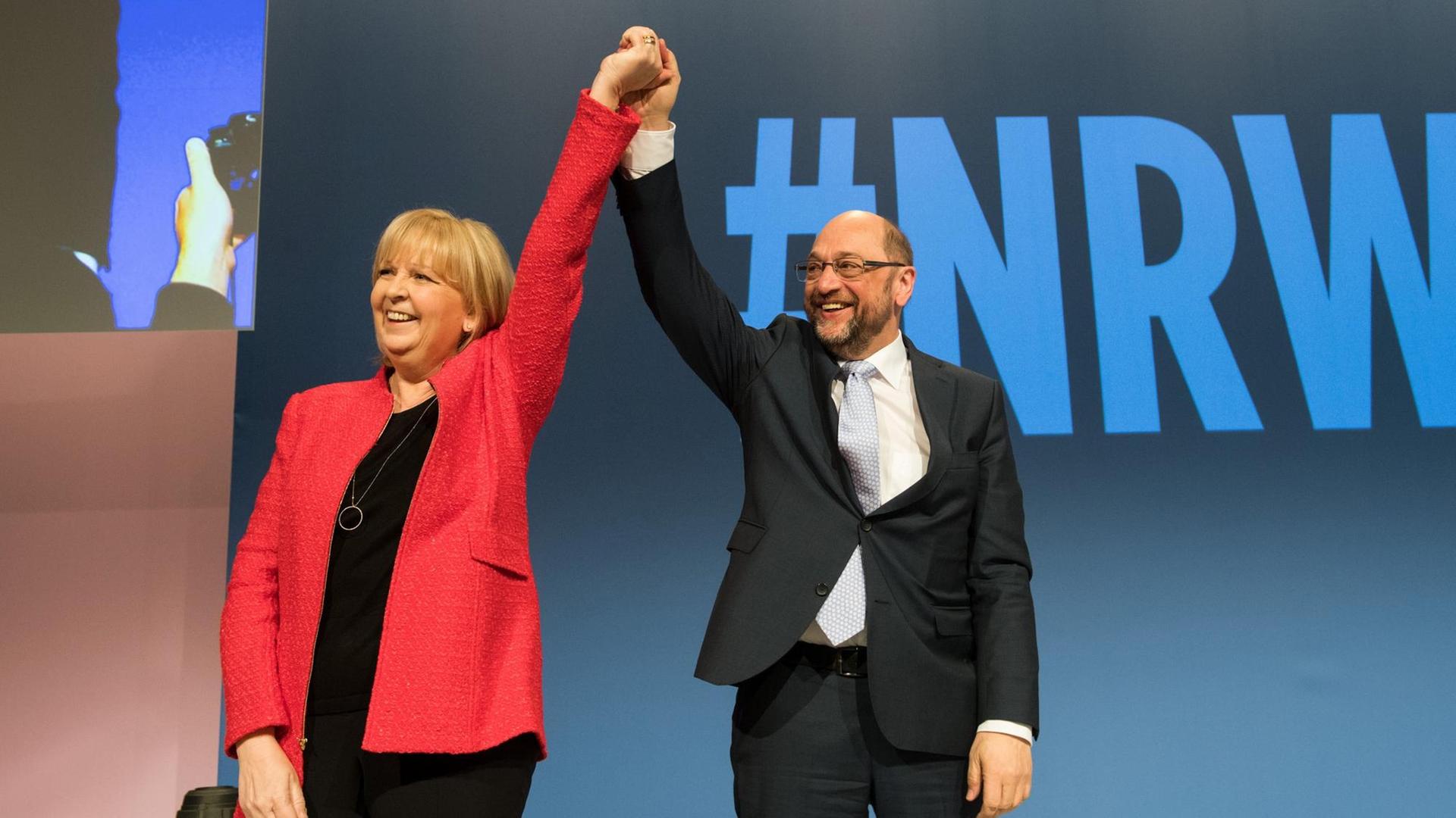 Der Parteivorsitzende der SPD Martin Schulz und Ministerpräsidentin Hannelore Kraft heben am 02.04.2017 in Essen (Nordrhein-Westfalen) gemeinsam ihre Hand. Die NRW-SPD startet die "heiße Phase" des Wahlkampfes für die Landtagswahl in NRW. Foto: Bernd Thissen/dpa +++(c) dpa - Bildfunk+++ Der Parteivorsitzende der SPD Martin Schulz und Ministerpräsidentin Hannelore Kraft heben am 02.04.2017 in Essen (Nordrhein-Westfalen) gemeinsam ihre Hand. Die NRW-SPD startet die "heiße Phase" des Wahlkampfes für die Landtagswahl in NRW. Foto: Bernd Thissen/dpa +++(c) dpa - Bildfunk+++