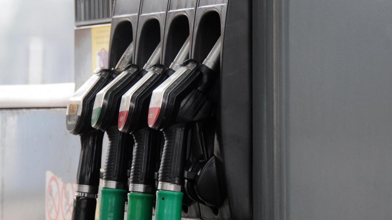 Eine Zapfsäule an einer Tankstelle Eine Zapfsäule an einer Tankstelle