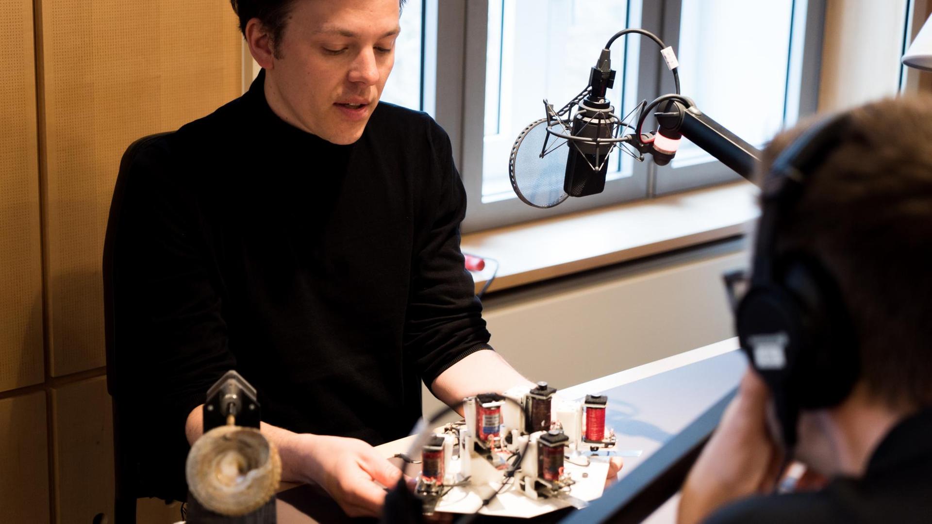Moritz Geist im DLF Kultur Studio. Moritz Geist im DLF Kultur Studio.