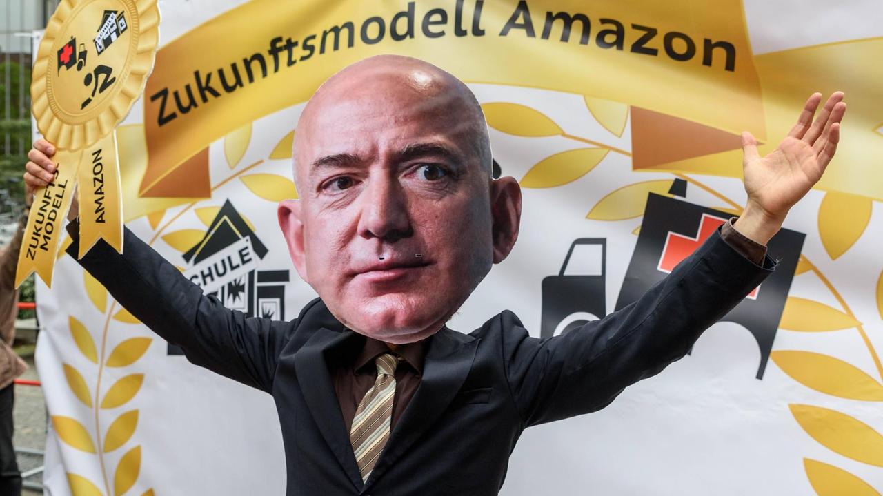 Amazon-Mitarbeiter während einer Protestaktion der Vereinten Dienstleistungsgewerkschaft (ver.di) gegen die Verleihung des Axel-Springer-Awards an Amazon-Chef Jeff Bezos vor dem Axel-Springer-Verlag in Berlin