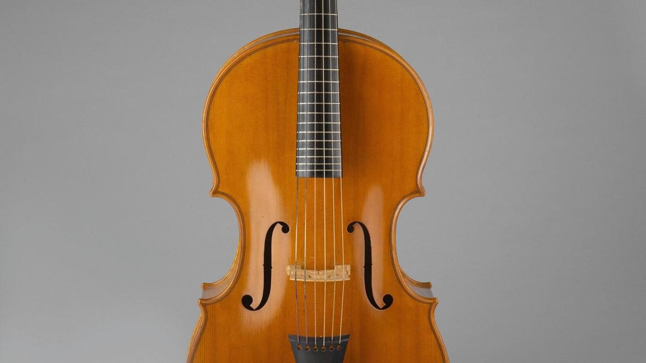 Sechs Saiten mit Bünden, zu spielen wie ein Cello: "Arpeggione" von Johann Georg Staufer, Wien 1831 Sechs Saiten mit Bünden, zu spielen wie ein Cello: "Arpeggione" von Johann Georg Staufer, Wien 1831