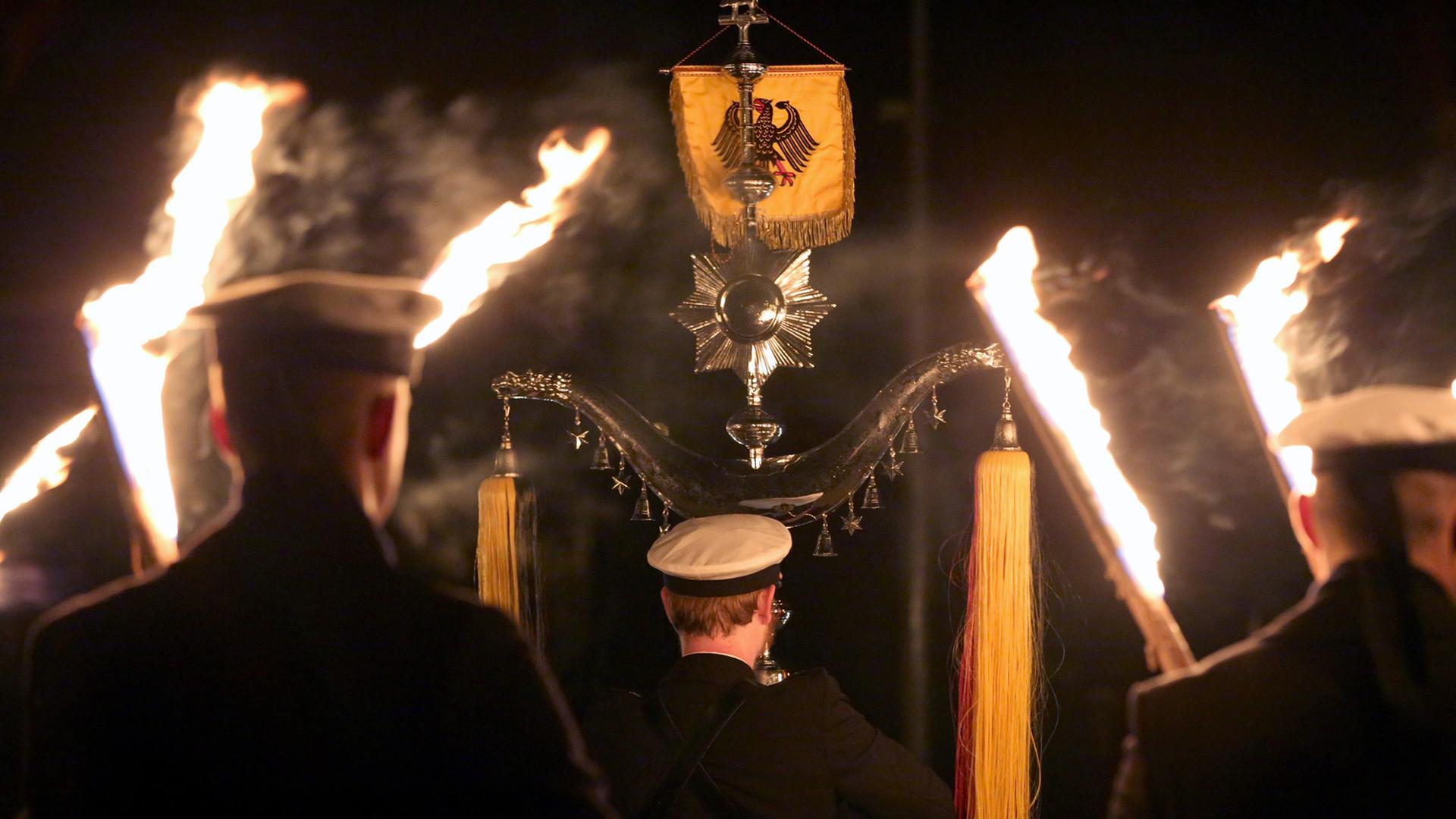 Ein Großer Zapfenstreich, hier anlässlich des 60-jährigen Jubiläums der Deutschen Marine. Mit dem militärischen Zeremoniell mit Fackeln und Fanfare wird auch der Bundespräsident verabschiedet. Ein Großer Zapfenstreich, hier anlässlich des 60-jährigen Jubiläums der Deutschen Marine. Mit dem militärischen Zeremoniell mit Fackeln und Fanfare wird auch der Bundespräsident verabschiedet.