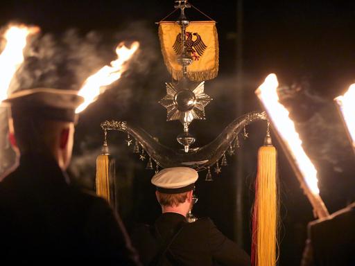 Ein Großer Zapfenstreich, hier anlässlich des 60-jährigen Jubiläums der Deutschen Marine. Mit dem militärischen Zeremoniell mit Fackeln und Fanfare wird auch der Bundespräsident verabschiedet.