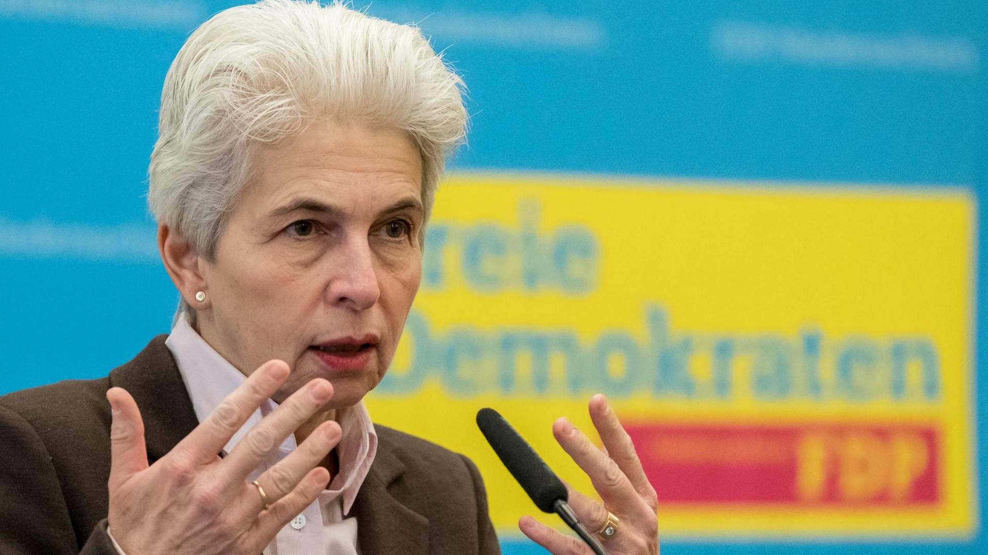 Die stellvertretende Bundesvorsitzende der FDP, Marie-Agnes Strack-Zimmermann, spricht am 09.12.2017 während des Landesparteitages der niedersächsischen FDP in Hannover (Niedersachsen) zu den Delegierten. Nach der Landtagswahl will die FDP auf einem kleinen Parteitag - dem sogenannten Landeshauptausschuss - ihren künftigen politischen Kurs bestimmen. Foto: Die stellvertretende Bundesvorsitzende der FDP, Marie-Agnes Strack-Zimmermann, spricht am 09.12.2017 während des Landesparteitages der niedersächsischen FDP in Hannover (Niedersachsen) zu den Delegierten. Nach der Landtagswahl will die FDP auf einem kleinen Parteitag - dem sogenannten Landeshauptausschuss - ihren künftigen politischen Kurs bestimmen. Foto: