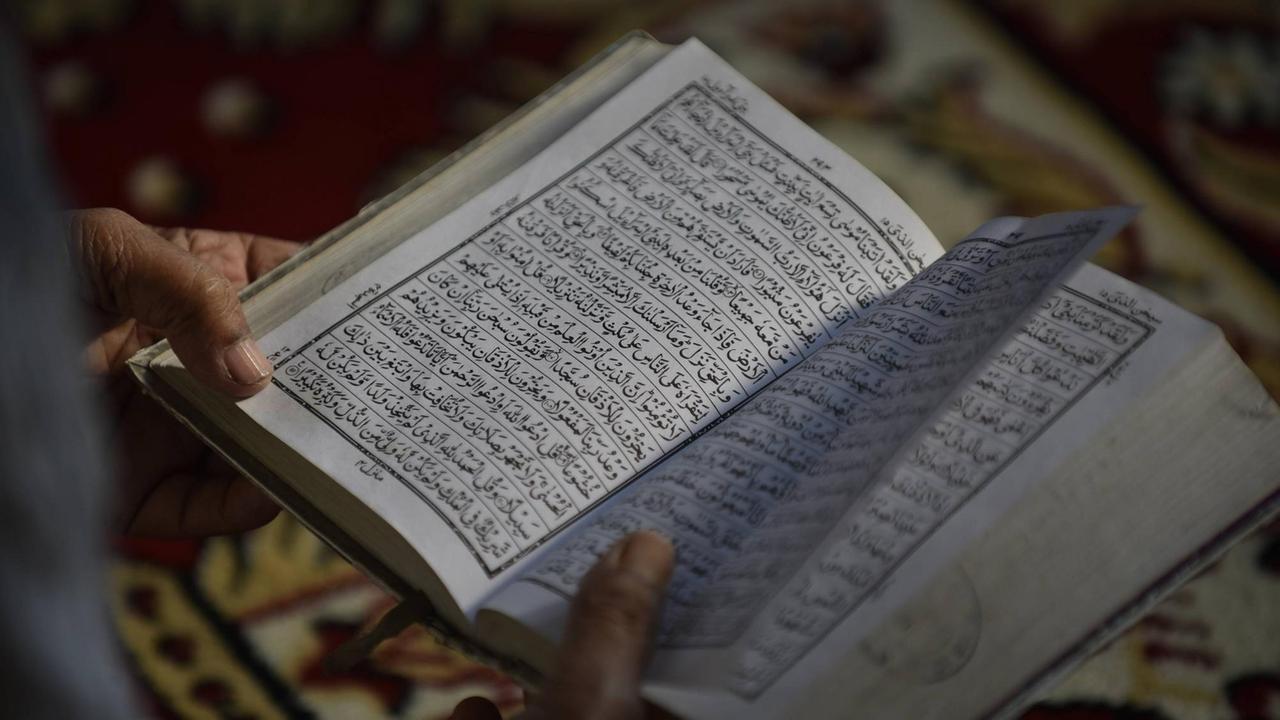 Blick auf einen aufgeschlagenen Koran. Blick auf einen aufgeschlagenen Koran.