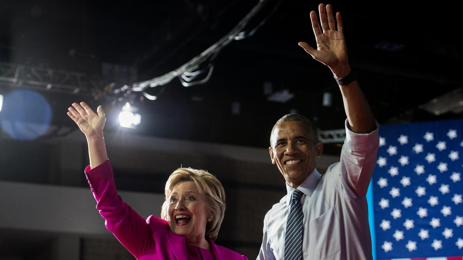 US-Präsident Barack Obama und die demokratische Präsidentschaftskandidatin Hillary Clinton bei einer Wahlkampfveranstaltung in Charlotte, North Carolina. US-Präsident Barack Obama und die demokratische Präsidentschaftskandidatin Hillary Clinton bei einer Wahlkampfveranstaltung in Charlotte, North Carolina.