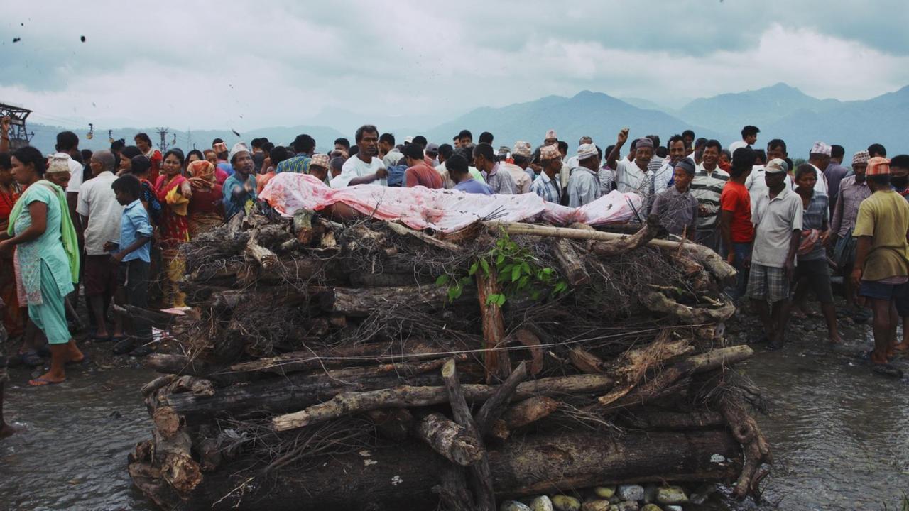 Ein in Katar gestorbener Gastarbeiter aus Nepal wird nach hinduistischem Rituell in seiner Heimat verbrannt. Ein in Katar gestorbener Gastarbeiter aus Nepal wird nach hinduistischem Rituell in seiner Heimat verbrannt.