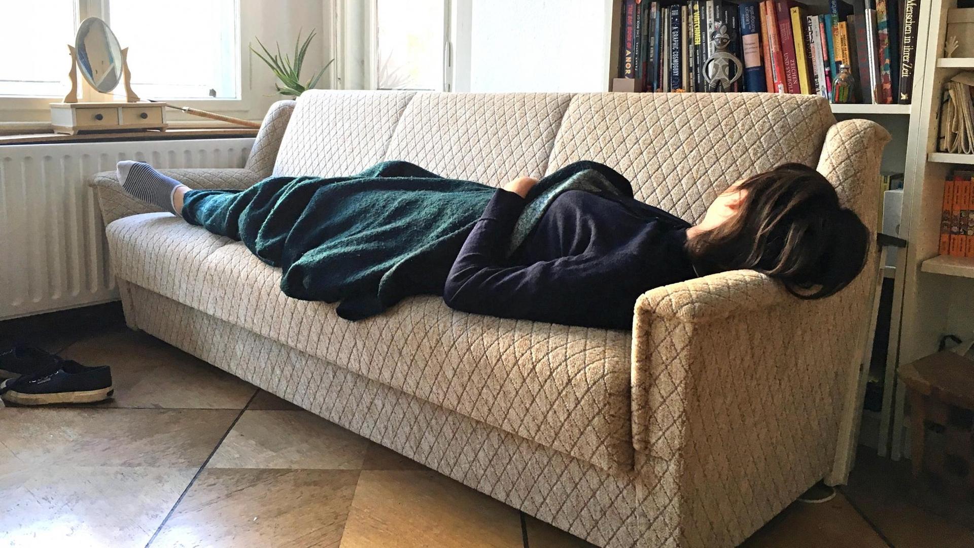 Journalistin Pia Rauschenberger beim autogenen Training auf ihrem Sofa. Journalistin Pia Rauschenberger beim autogenen Training auf ihrem Sofa.
