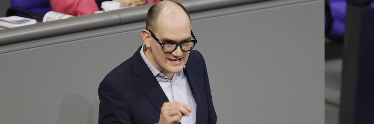 Der Bundestagsabgeordnete Janosch Dahmen (Grüne) während einer Rede. Der Bundestagsabgeordnete Janosch Dahmen (Grüne) während einer Rede.