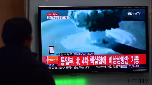 In Südkorea verfolgen Menschen einen Fernsehbericht über den Wasserstoffbombentest in Nordkorea.